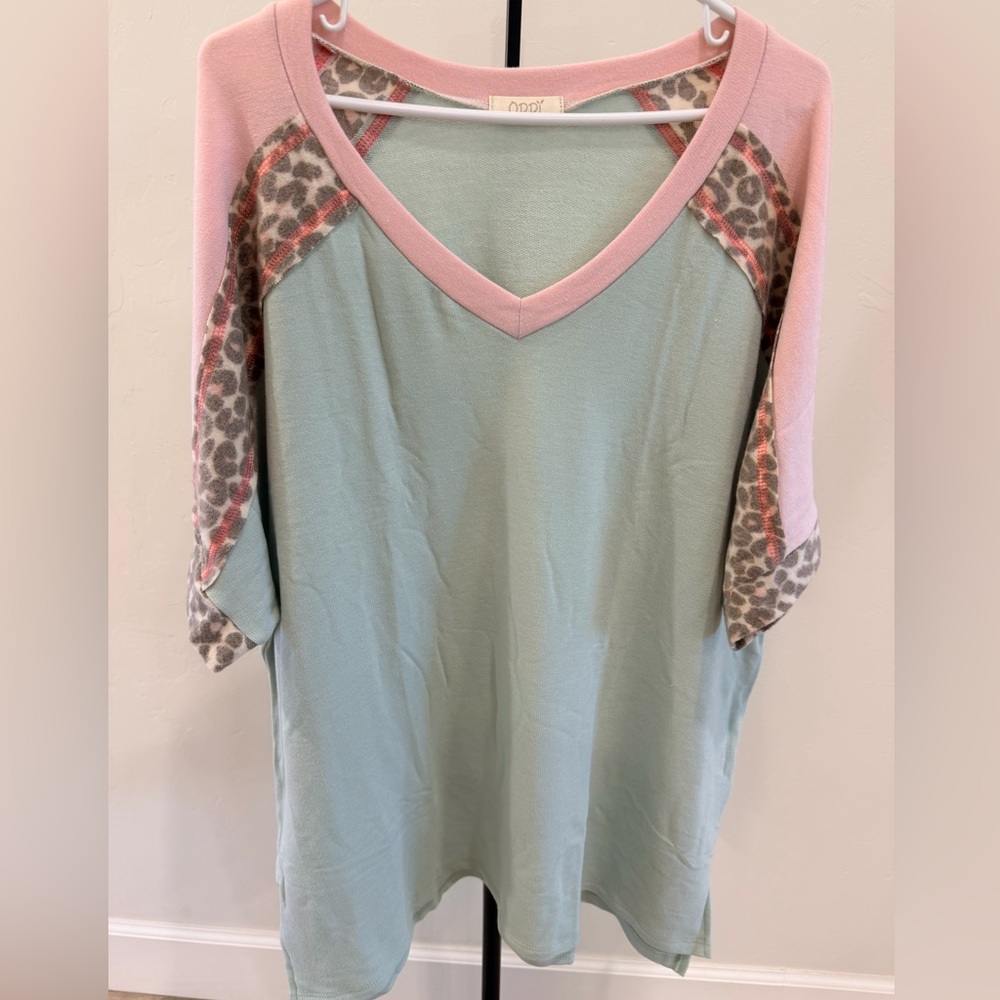 Oddi Leopard Contrast V-Neck Top – Size 2X NWOT✨